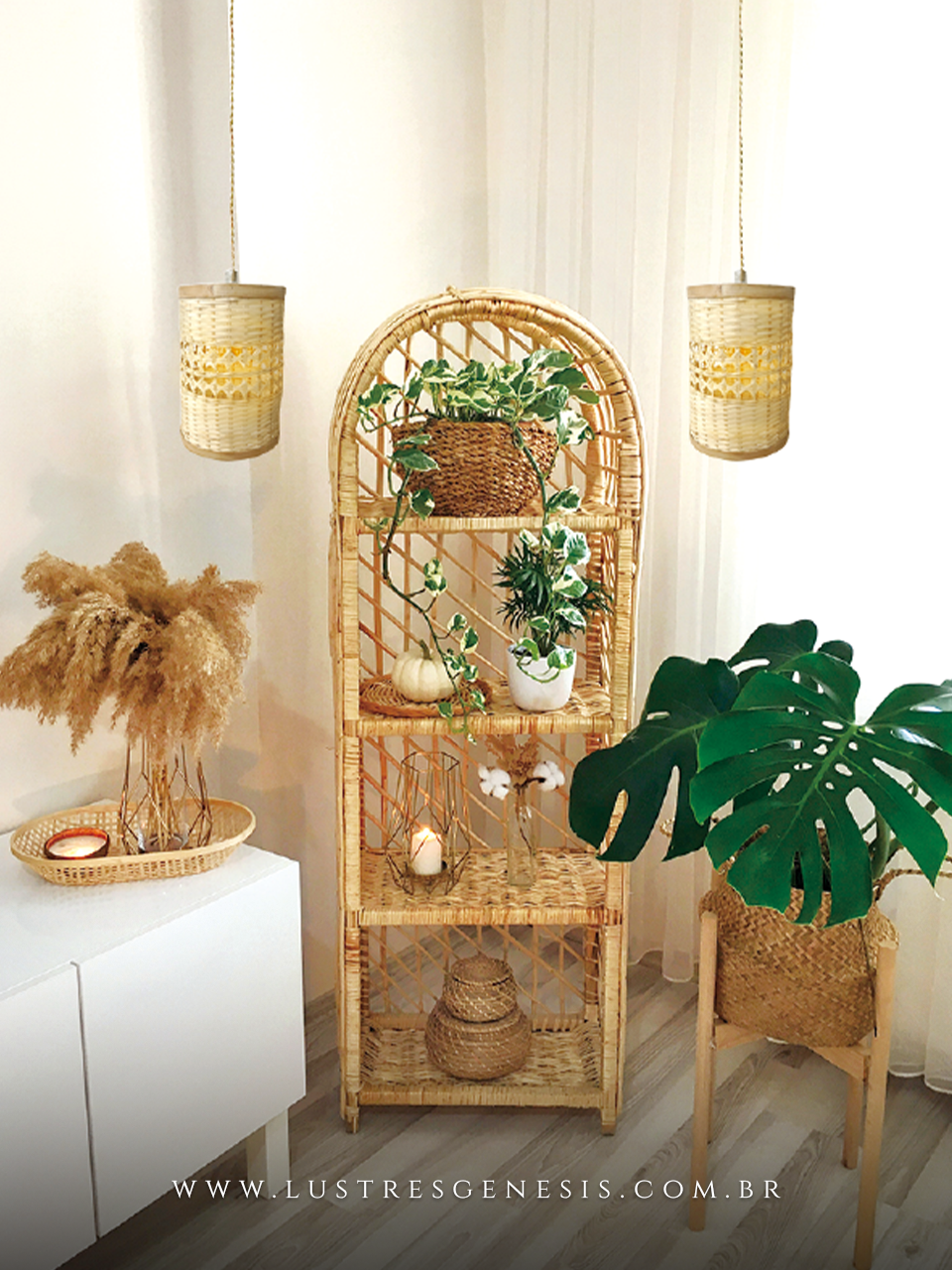 Luminária pendente de teto em madeira e fibra de bambu Nikoi iluminando uma mesa de jantar em ambiente moderno e aconchegante.